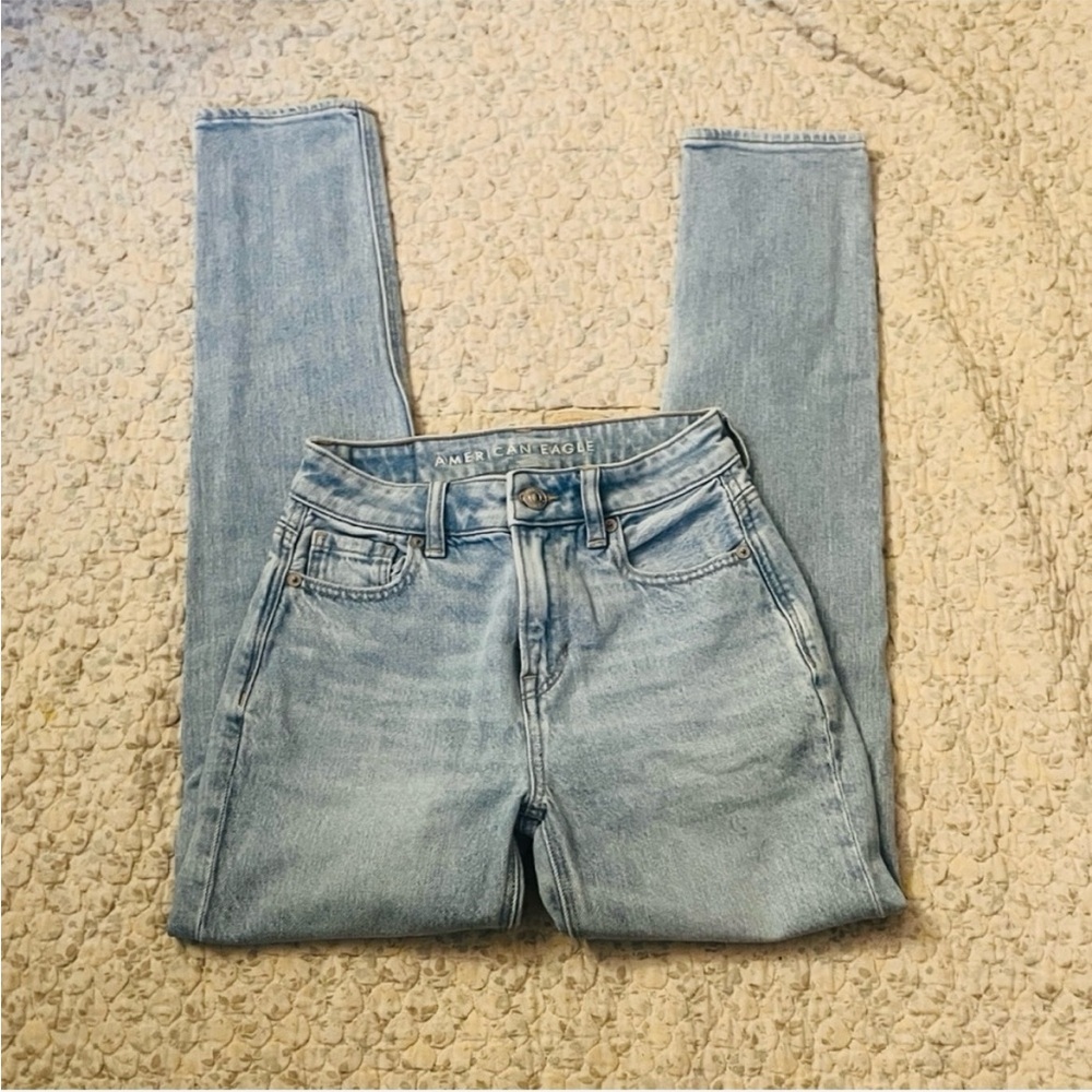 American Eagle Outfitters • Light Wash Denim Straight Leg Mom Jeans